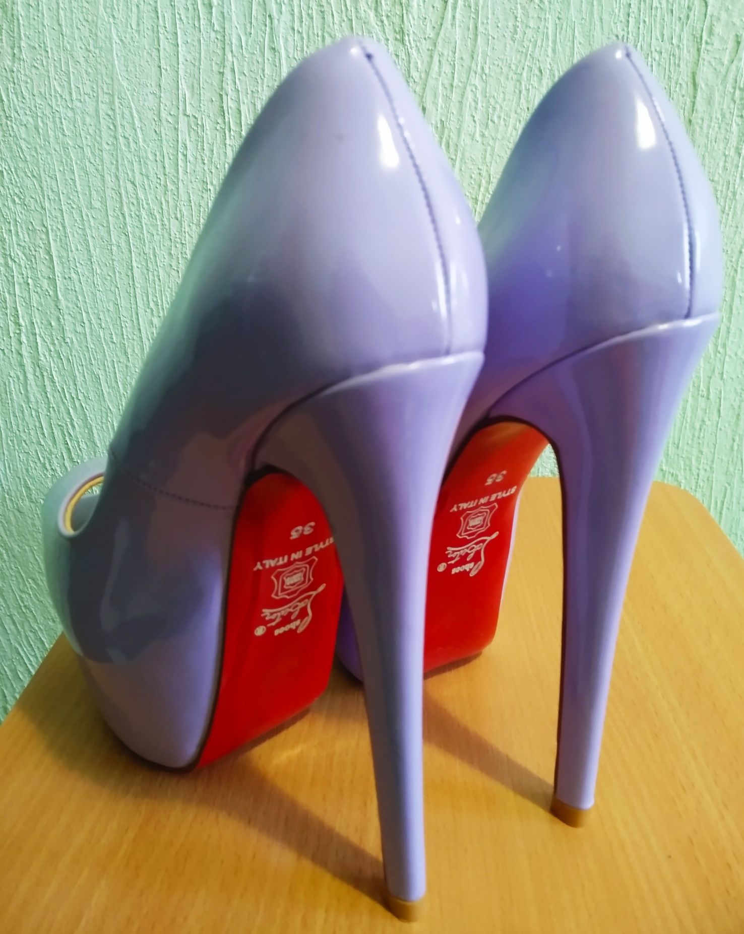 Лакові жіночі туфлі в ідеальному стані Розмір 35,висота каблука 15см