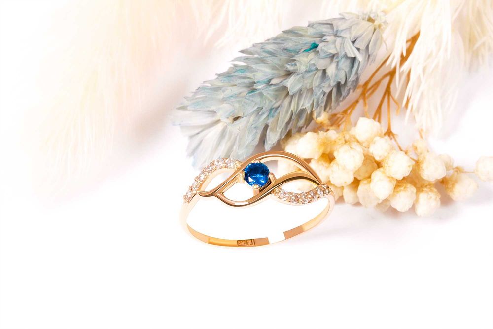 Кольцо из красного  золота с сапфиром