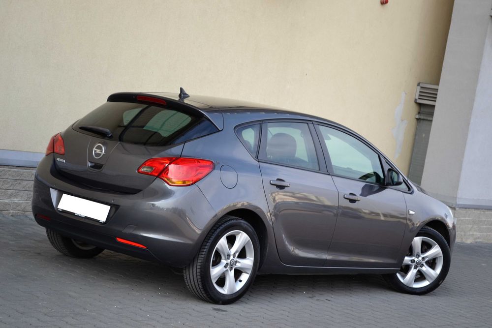 Opel Astra J 1.6 115KM**Navi**Klimatyzacja**Czujniki parkowania