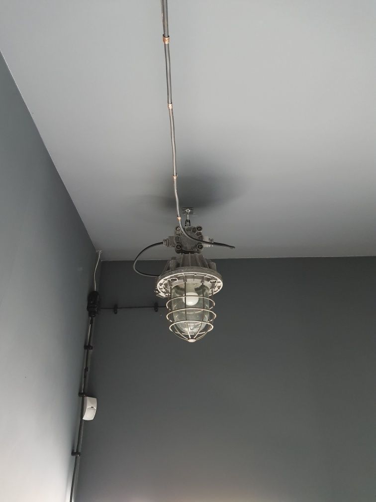 Lampa loft, industrial, stara lampa, instalacja, design, przemysłowa