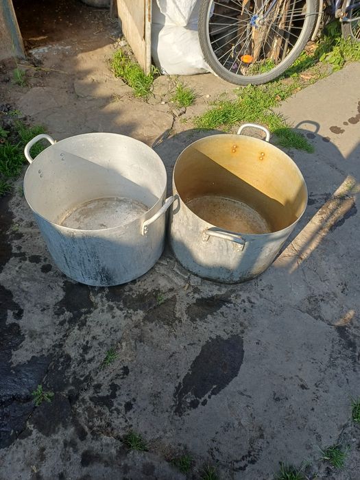 Продам 3 кастрюлі 2 на 50л и 1 на40л.
