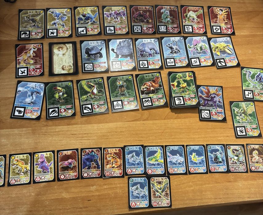 145 cartas Invizimals da caderneta Evolution