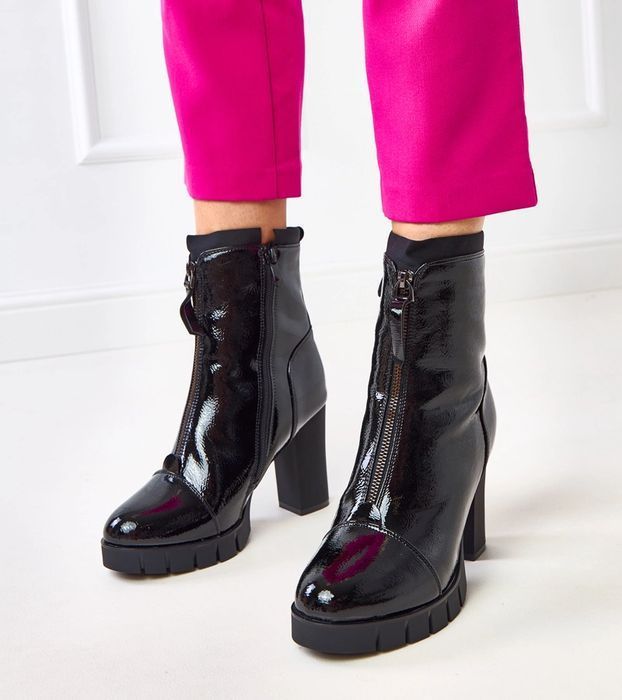 Czarne lakierowane botki na słupku Sasa