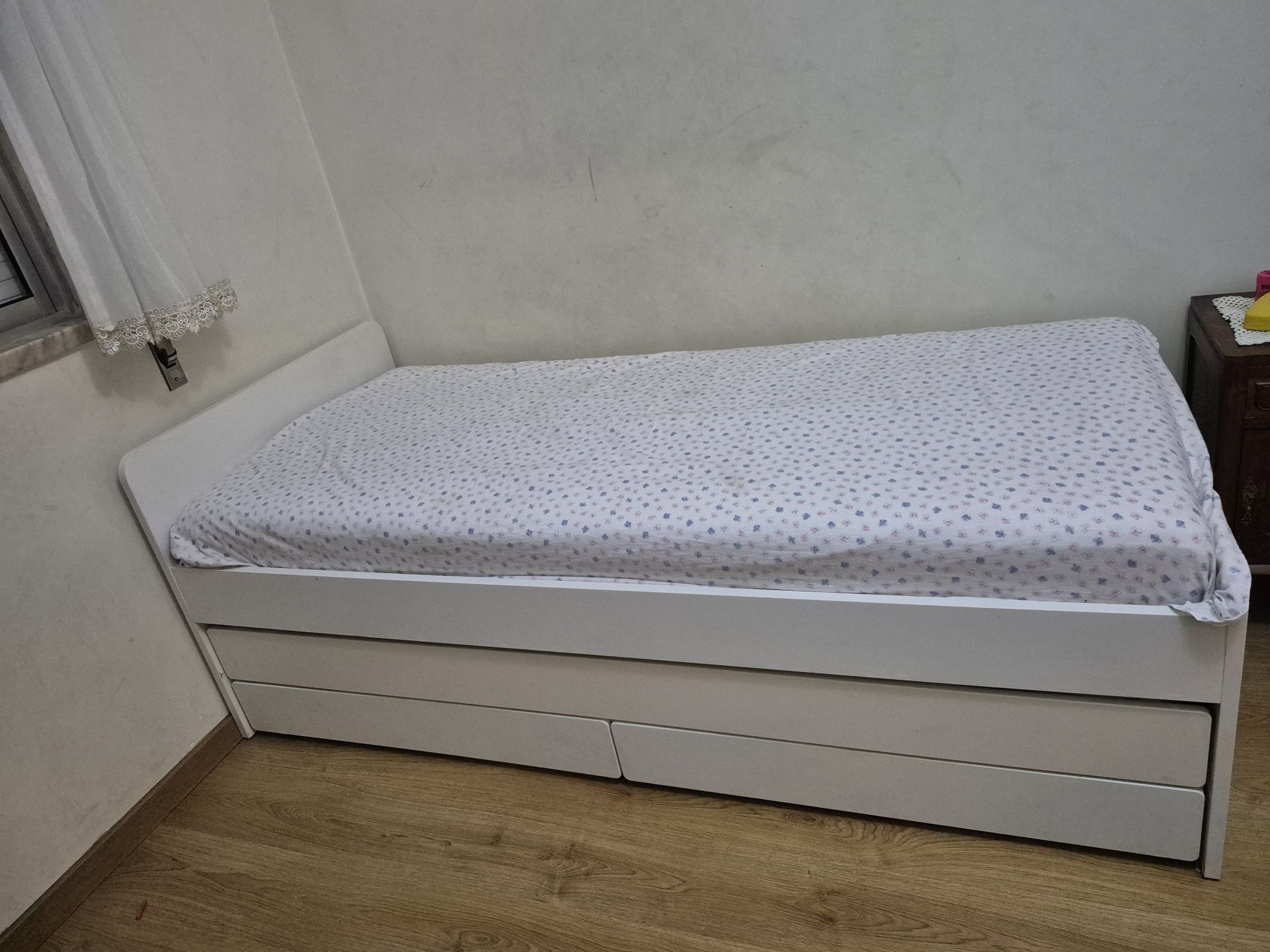 2 camas com 2 gavetas para arrumação.