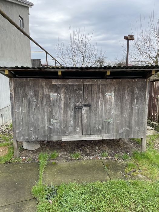 Двохмісний деревʼяний  кутець,хлівець,будинок для курей або зайців