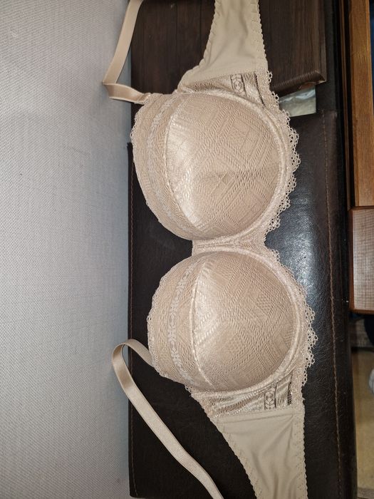 90 с Бюстгалтер бежевии  новии,