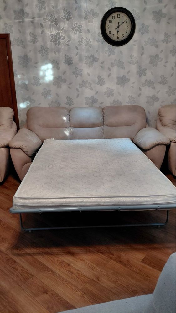 Продам комлект мʼяких  меблів (диван та 2 крісла)