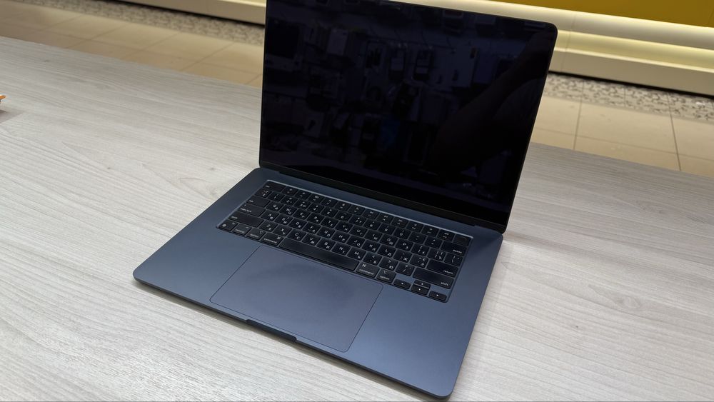 MacBook M2 Air 8/256 15 inc