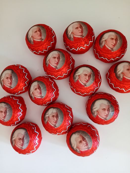 Praliny Mozart 1 Kg + 3 Sztuki Praliny Lindt Nuxor Gianduja Milch.