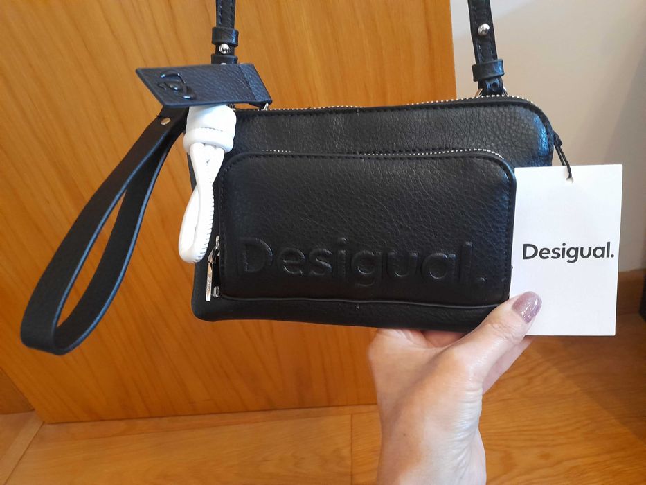 Bolsinha preta, a tiracolo, multiusos, marca Desigual