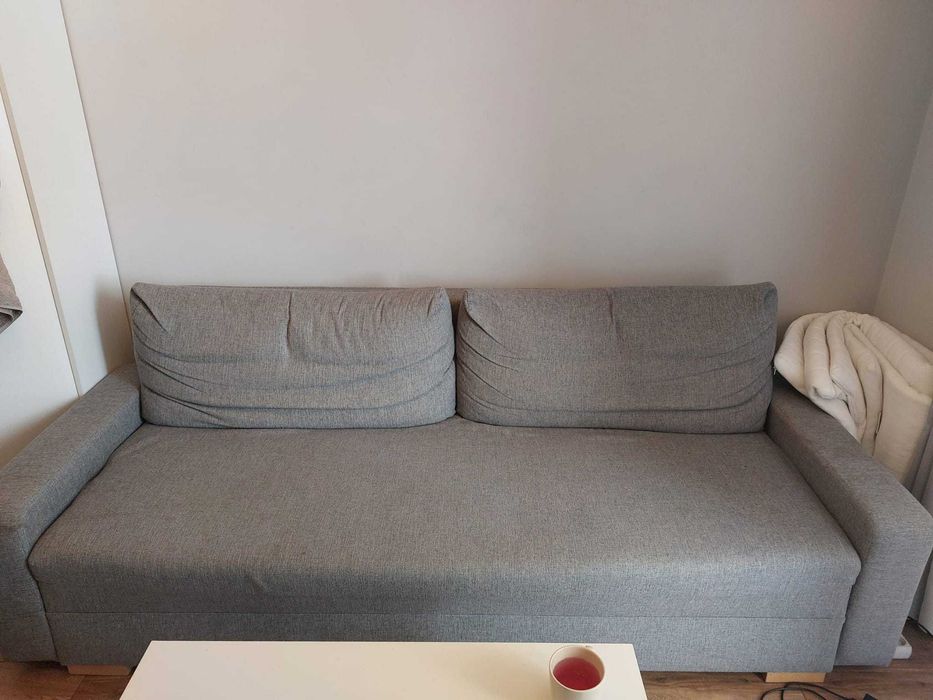 Używana kanapa z funkcją spania, dobrakondycja, z pojemnikiem. Sofabed