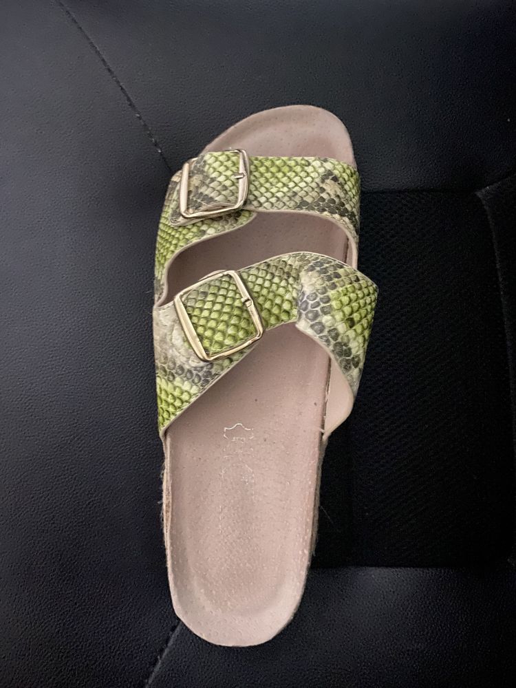 Chinelo verde cobra