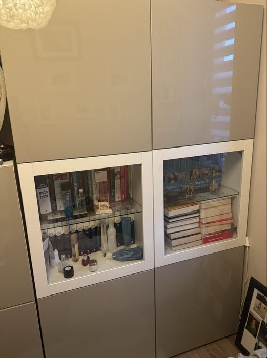 Regał, witryna Ikea Besta- szklane drzwi biały/beż wysoki połysk Besta