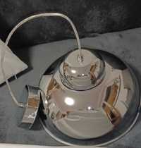 Żyrandol koloru srebrnego, metalowy lampa
