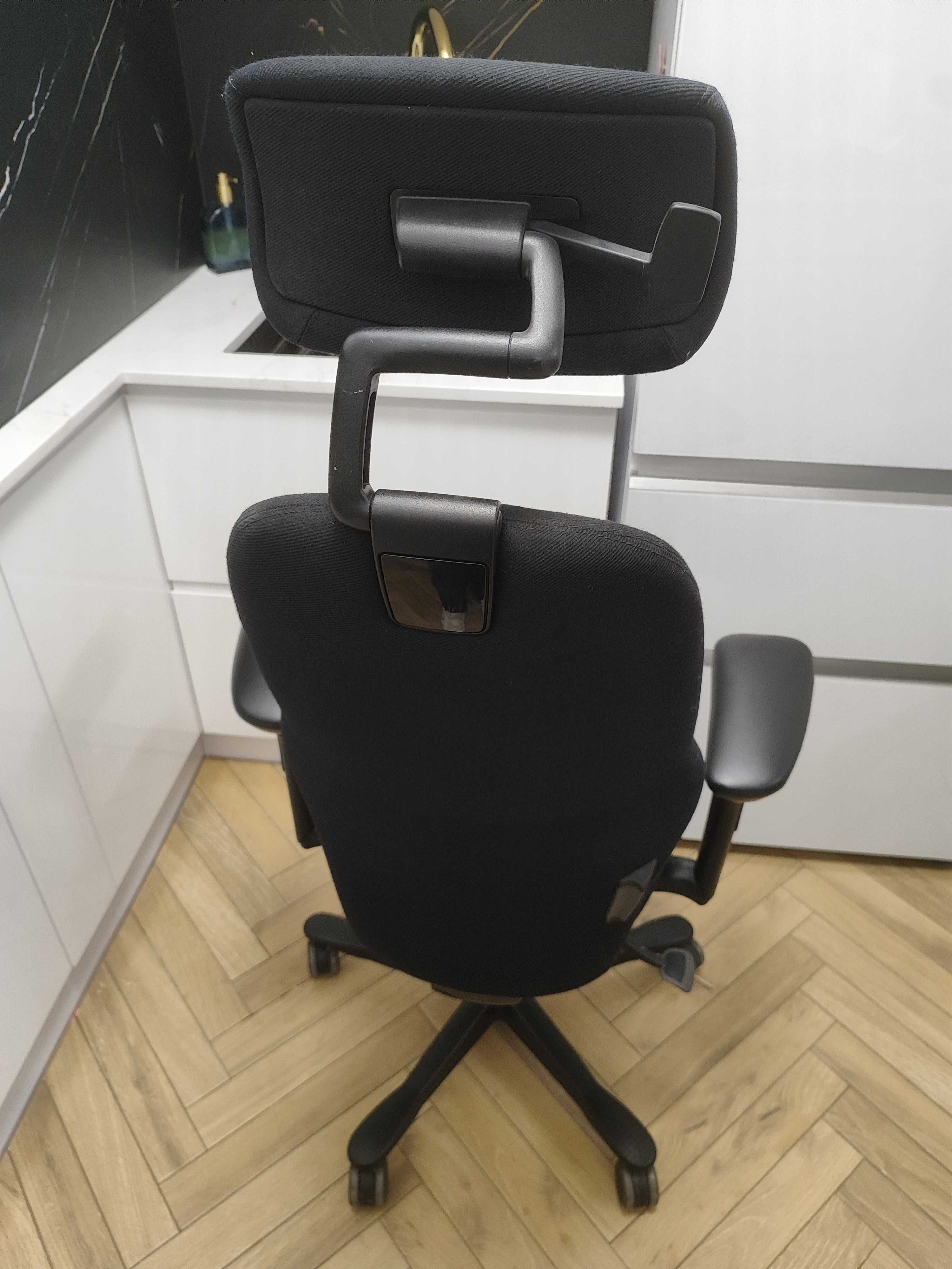 Kinnarps 6000 Plus najnowszy model  z zagłowkiem