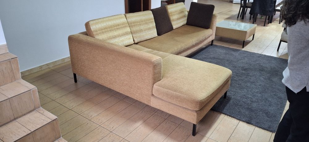 Sofá com chaise longue e mesa.