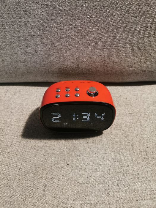 Klasyka w nowoczesnym wydaniu – czerwony retro budzik iTOMA 138