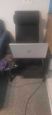 Fotel z podstawką do laptopa
