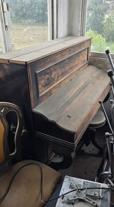 Piano acústico antigo para oferta