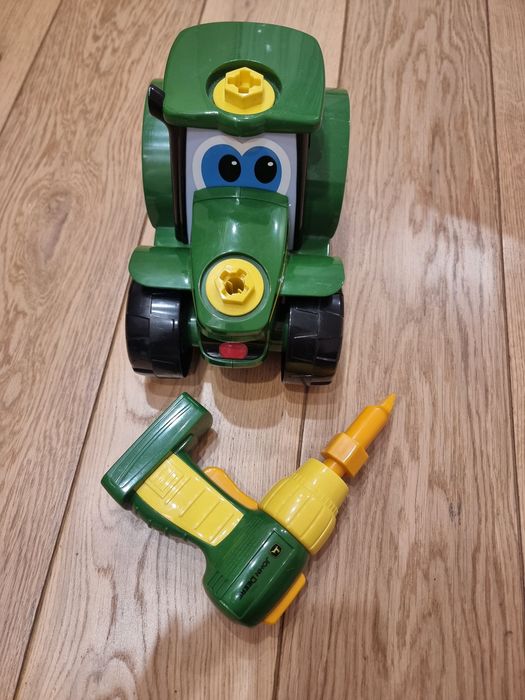 Трактор з шуруповертом John Deere