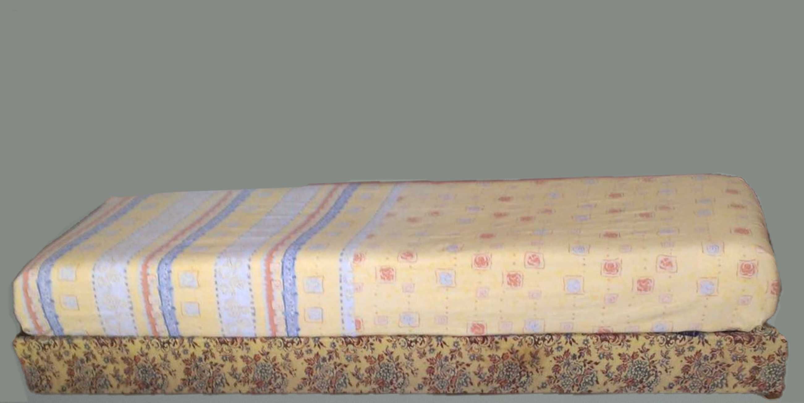 Leżanka - 65 cm  szerokość jednoosobowa, wąskie, ze schowkiem.