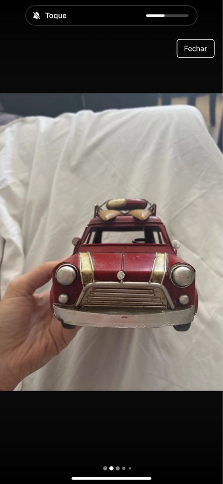 Carro vintage metalico detalhado