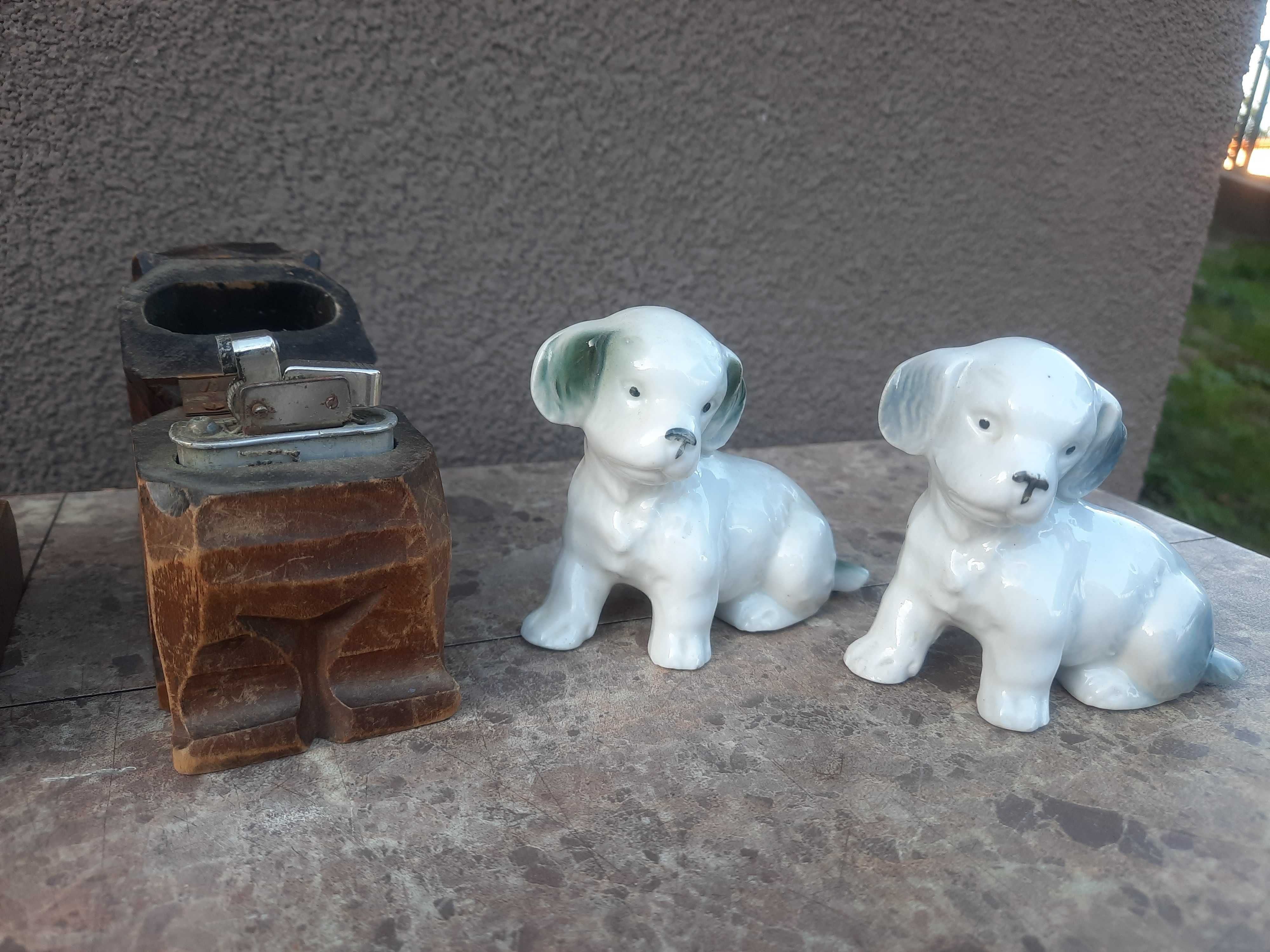 Psy małe figurki porcelana drewno zestaw 5szt