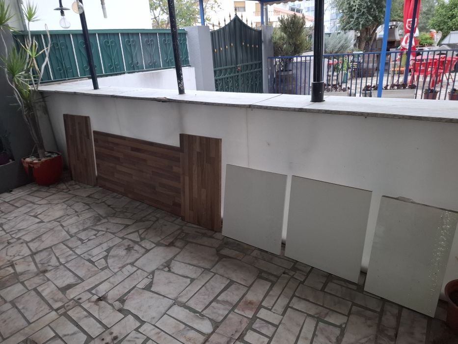 Bancada de cozinha a imitar madeira