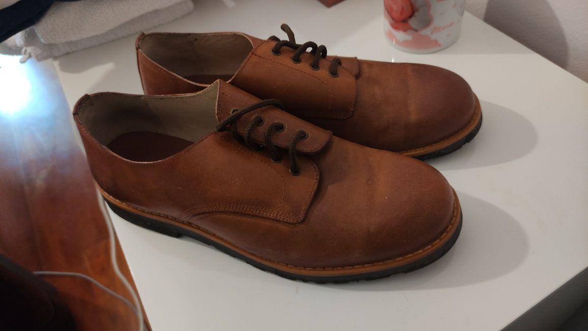 Sapatos em pele com sola pneu