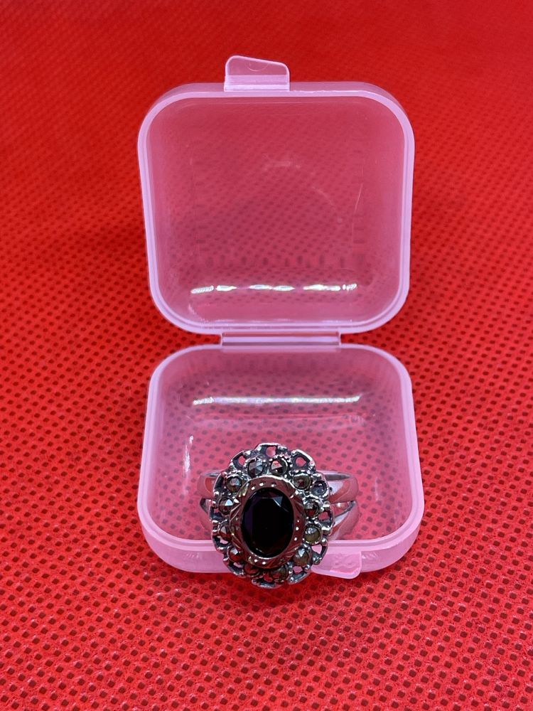 Anel prata com pedra preta e apontamentos a ouro