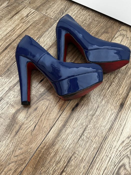 Niebieskie obcasy z czerwona podeszwą