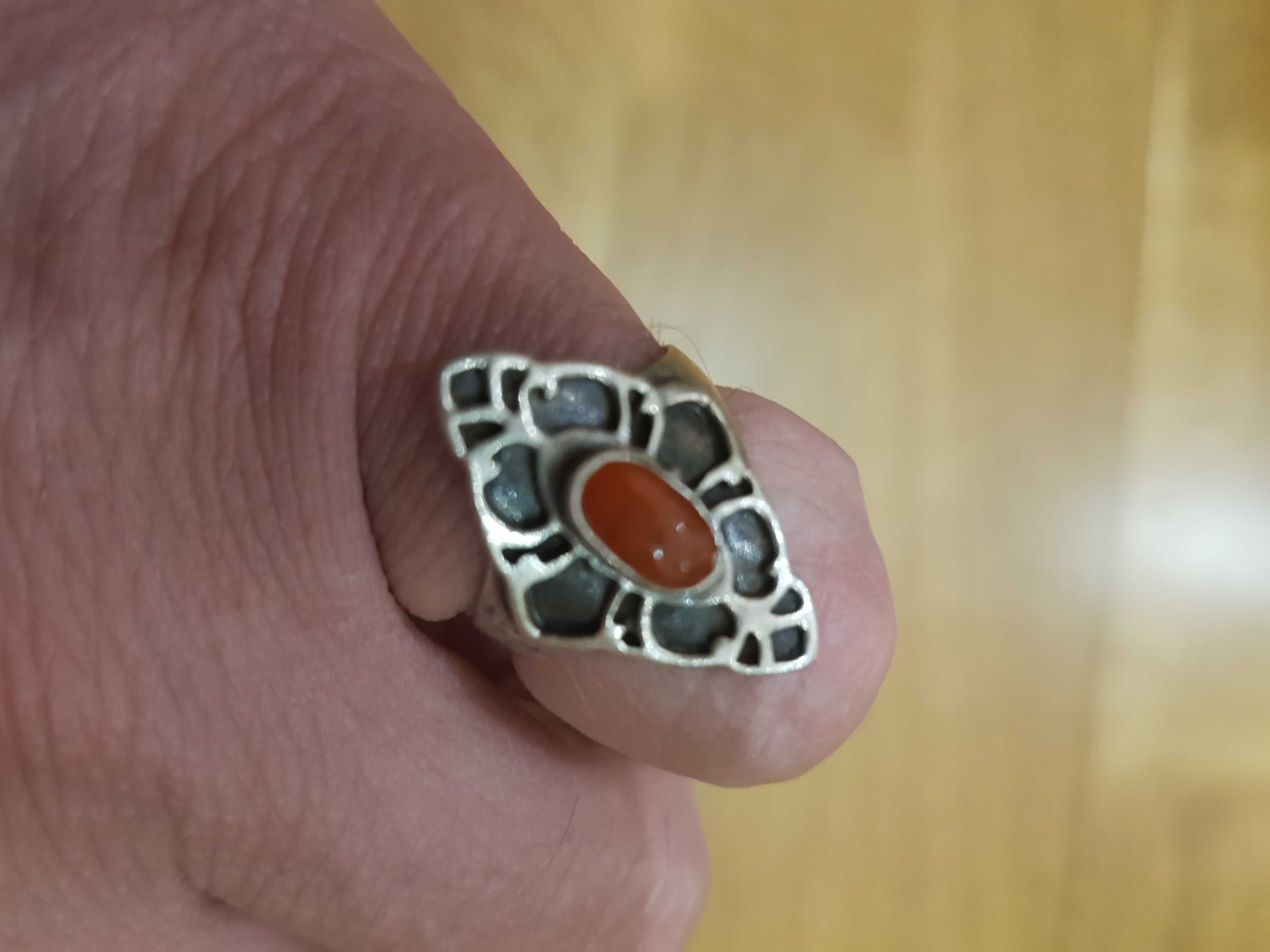 Перстень серебряный с камнем.      .
