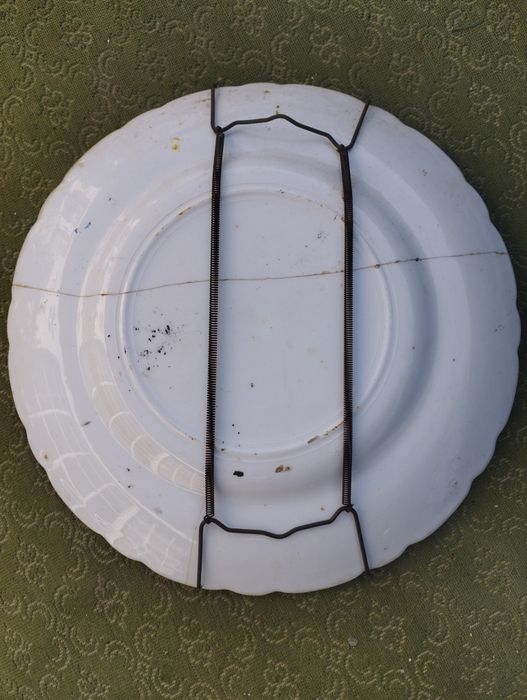 Prato antigo pintado á mão romântico.