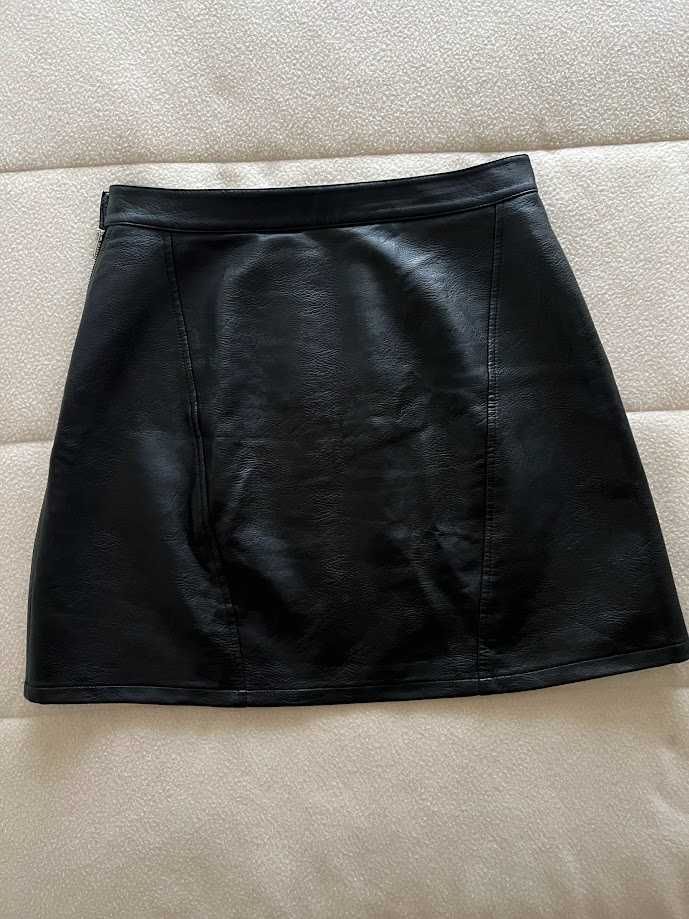 Saia curta, Zara, efeito pele, tamanho M.