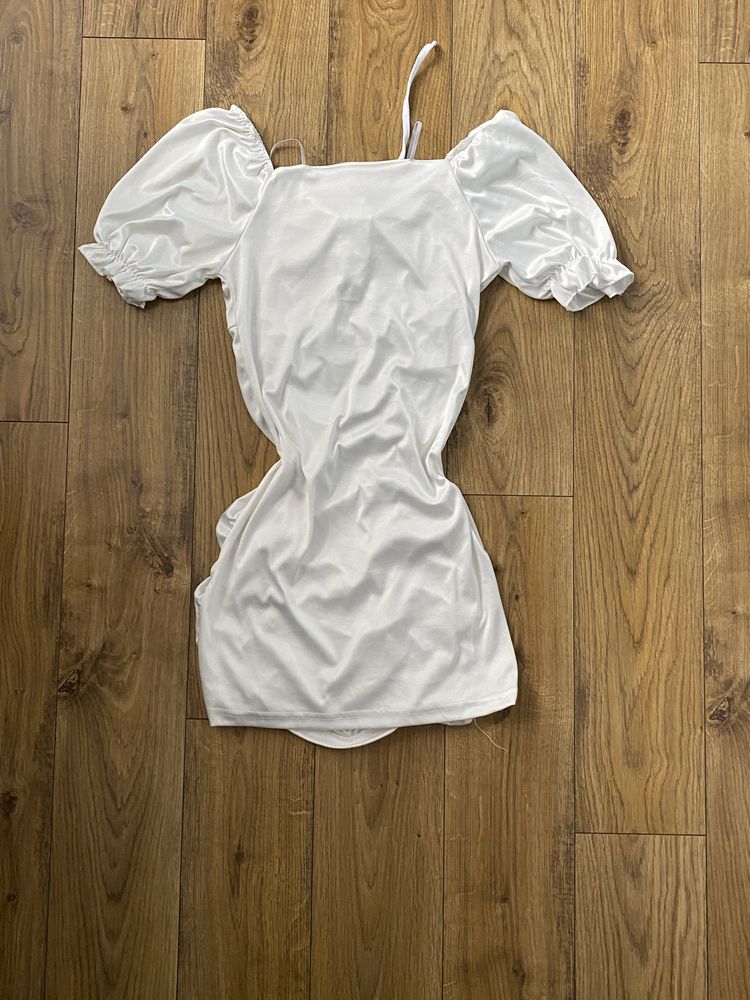 biała sukienka bodycon przylegająca marszczona coquette