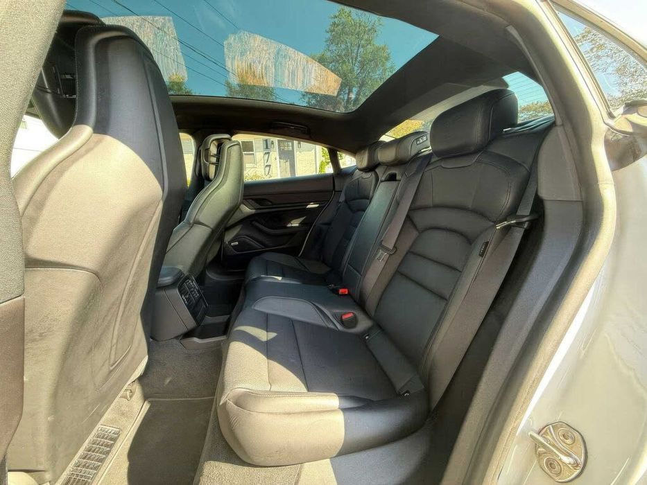 Porsche Taycan      2021