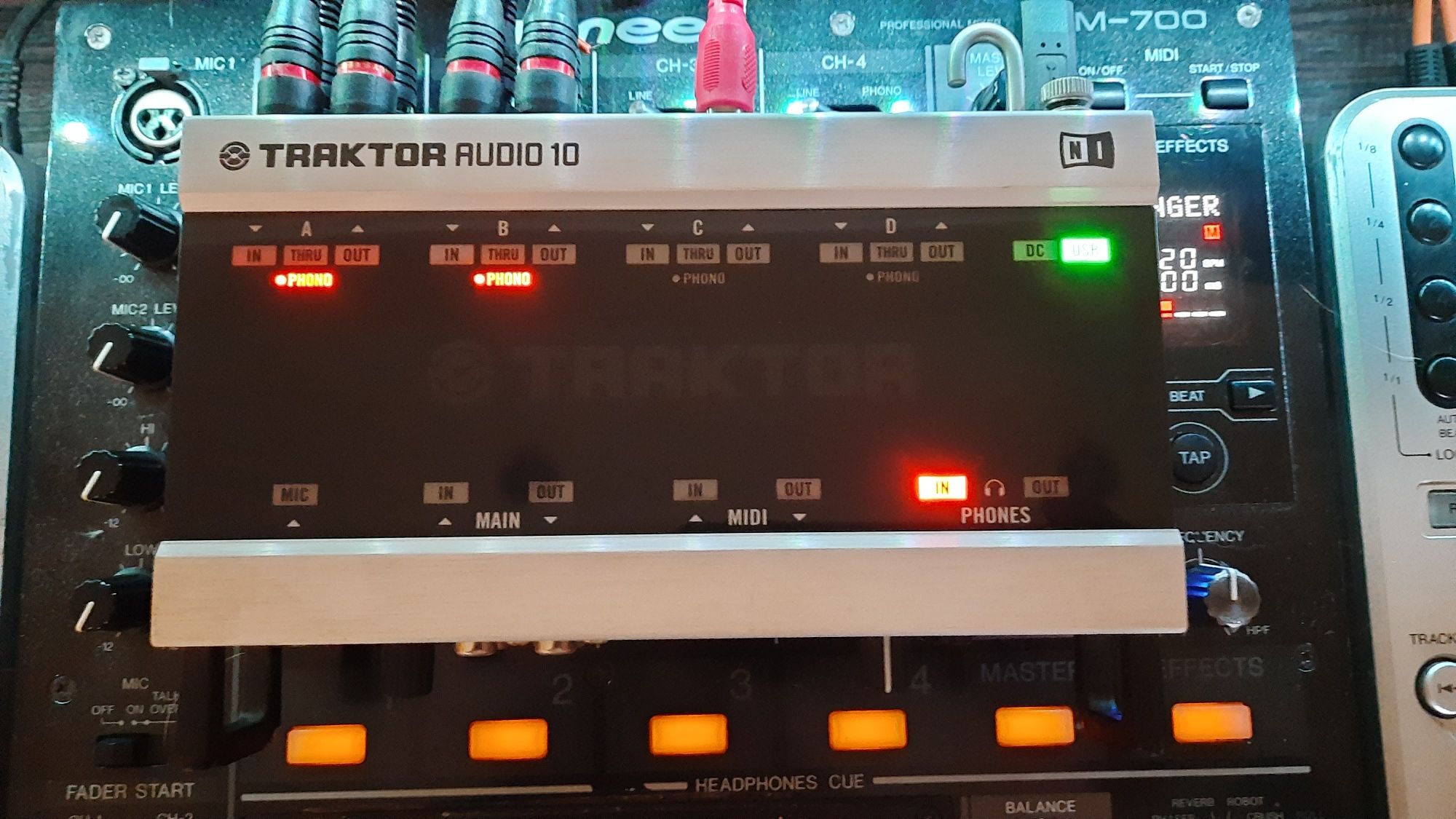 Звуковая карта Traktor scratch a 10 полный комплект всё в идеальном со