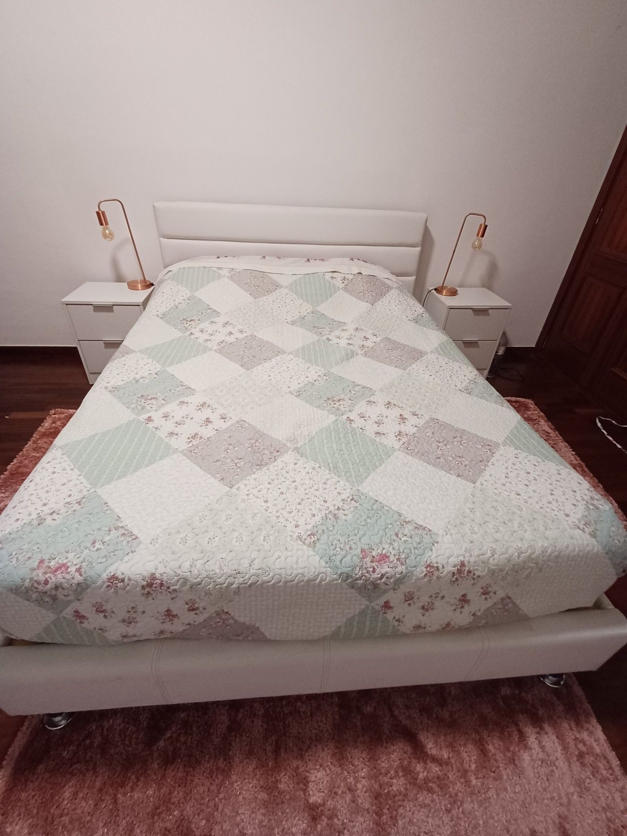 Cama e mesas de cabeceira
