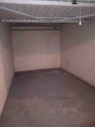 Arrenda se garagem fechada