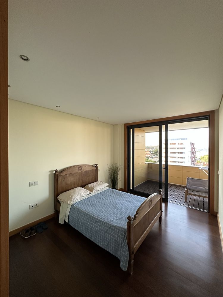 Cama de madeira de corpo e meio