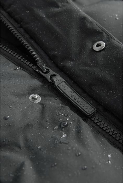 Зимова куртка Next в наявності