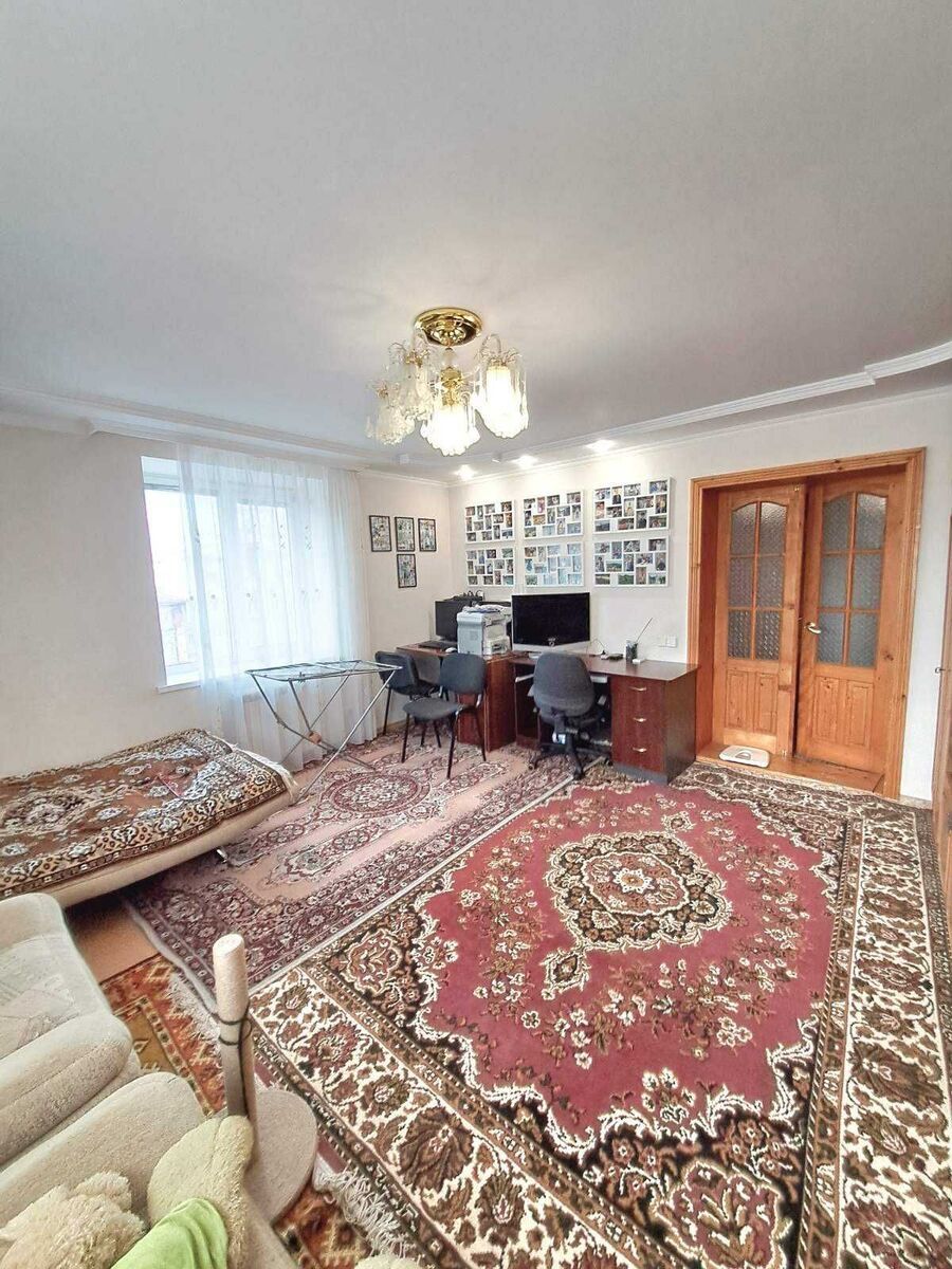 Продам 3-и к/к 76 м2 в елітному будинку з закритим двором в центрі..