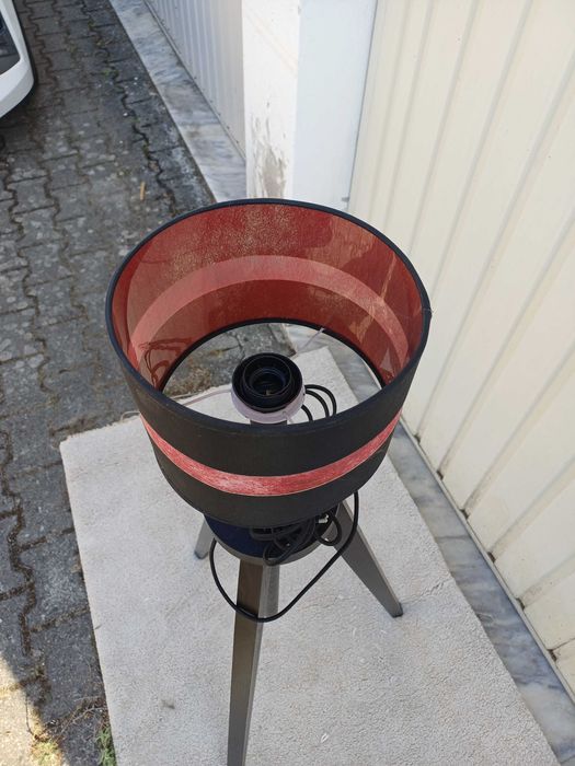Candeeiro de pé com tripé de madeira e abajur em tecido