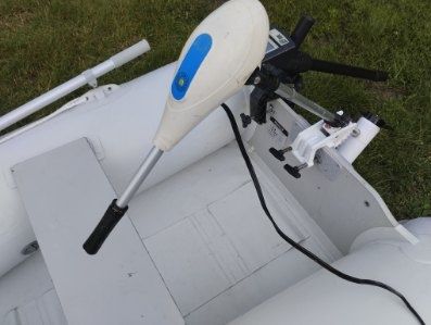 Ponton wędkarski Hercules razem z silnikiem elektronicznym i z echoson