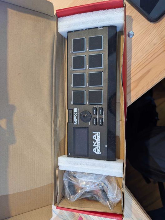 Akai Professional MPX8 - Sampler Portátil/Controlador MIDI