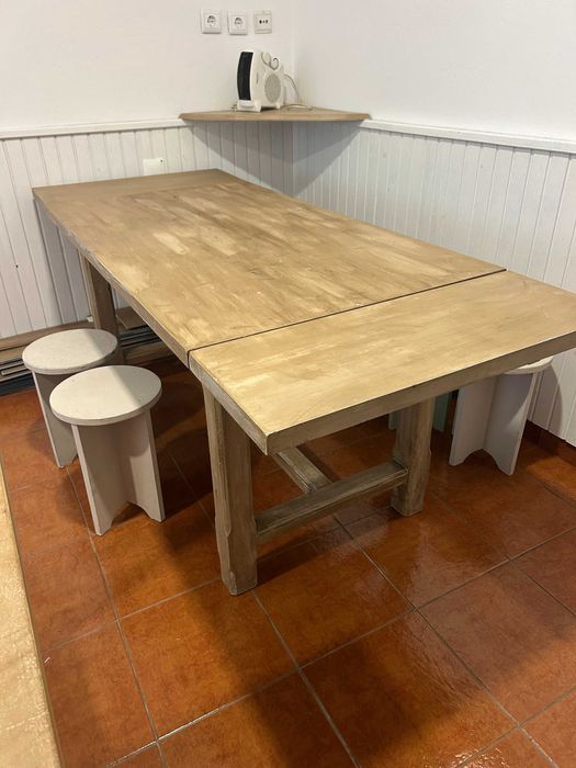 Mesa de madeira maciça ajustável