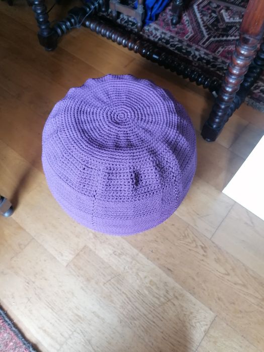 Puff em metal com cobertura em crochet