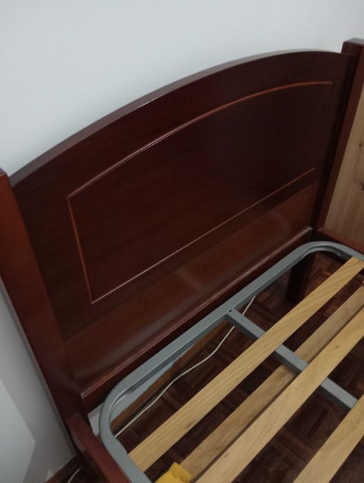 Vendo Cama de Solteiro/a com Estrado e Colchão