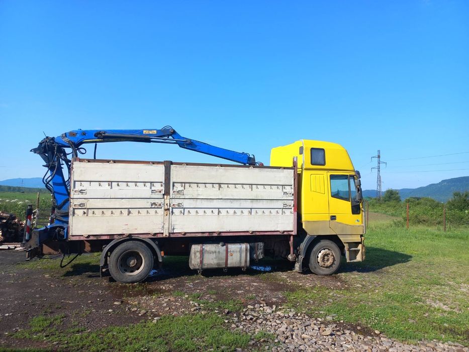 Вантажний автомобіль з маніпулятор, та причепом