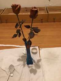 jarra azul pintada a mao com 2 rosas artificiais
